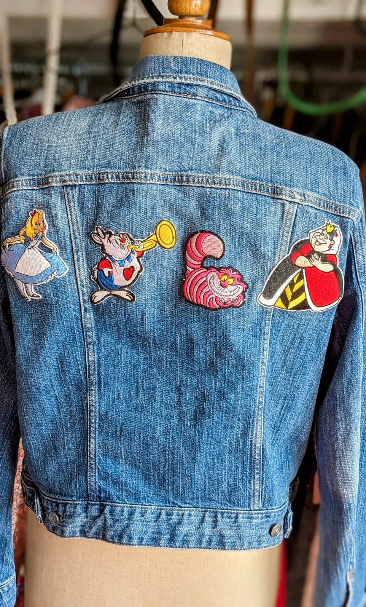 Chaqueta de mezclilla bordada "Alice in Wonderland - Alicia en el país de las maravillas Disney - 1951" – photo 2